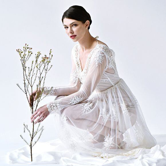 látky na svatební šaty doplněné krajkou