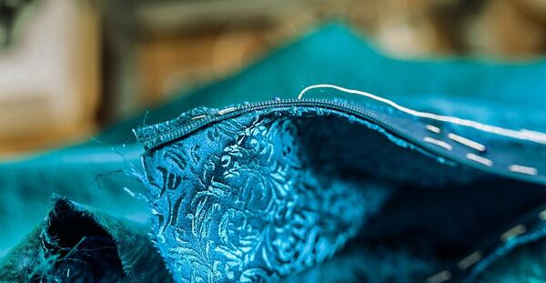 Jak ušít kolovou sukni – správně nastehovaný skrytý zip: hrana zoubků by měla být zarovnaná se zažehleným švem