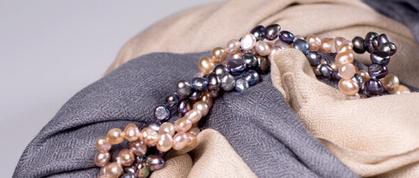 doplňky šály a perly od Sartor Bohemia