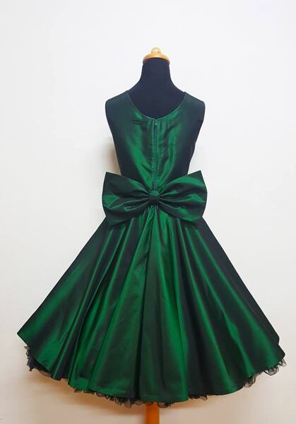 slavnostní šaty patří do čistírny oděvů