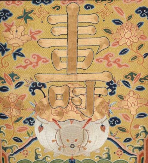 Nášivka s bílým králíkem a čínským znakem dlouhého života „shòu“ 壽, Čína, 16.-17.století 