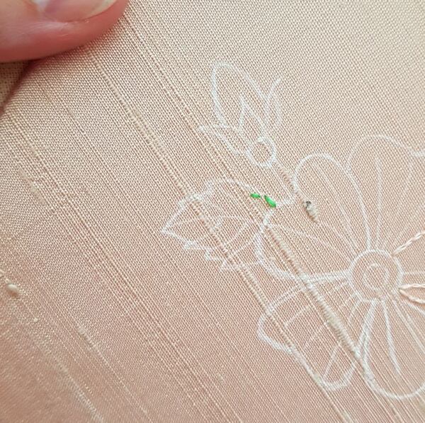 Vyšívání hedvábím - postup při malování jehlou