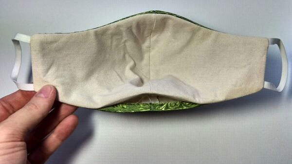 jak ušít roušku – roušku otočte a vyžehlete