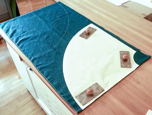 Jak ušít kolovou sukni – přední díl položený v přehybu látky