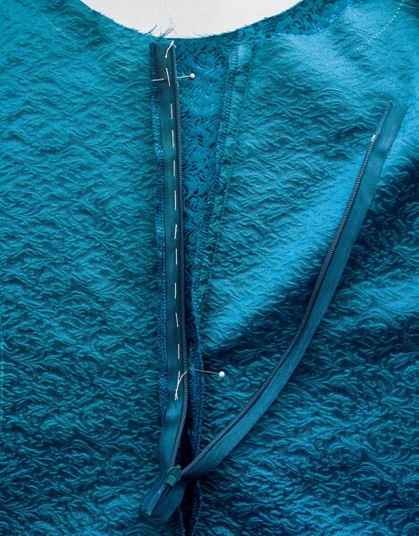 Jak ušít kolovou sukni – strana zipu po nastehování