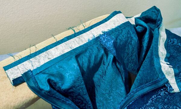 Jak ušít kolovou sukni – sežehlení švového přídavku směrem do pásku