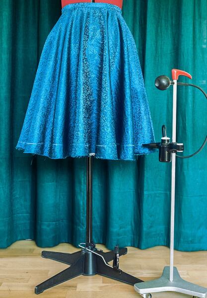 Jak ušít kolovou sukni – naznačení délky sukně pomocí křídového značkovače