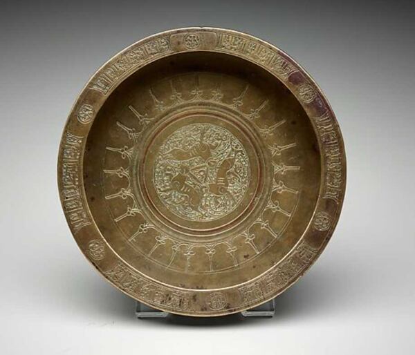 Motiv tří spojených zajíců na míse z 12.století, Írán nebo Afghánistán