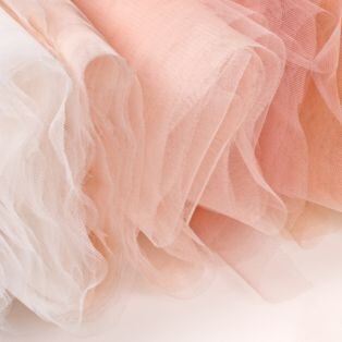 TYL METRÁŽ – průsvitná krása na sukni i závoj