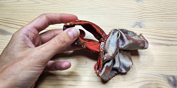 gumička do vlasů, scrunchie gumička, saténová gumička do vlasů