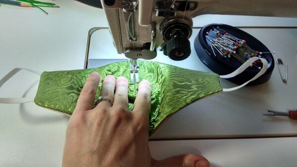 jak ušít roušku – prošijte roušku ve švu na líci od vrchu dolů