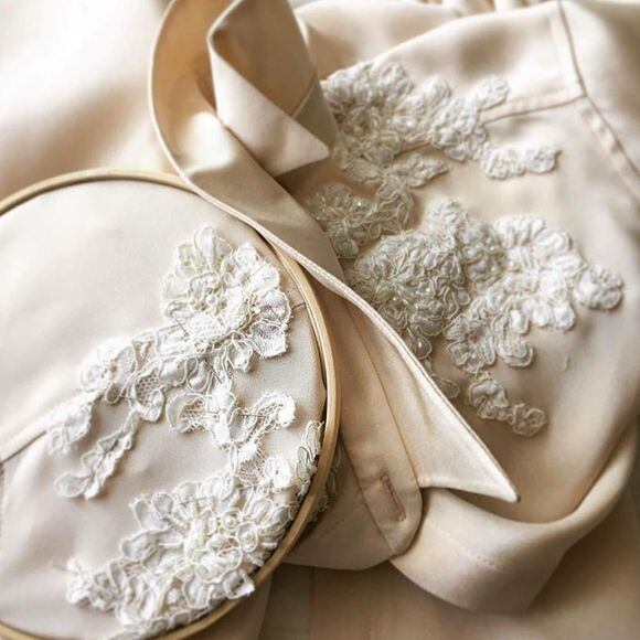 látky na svatební šaty doplněné krajkou