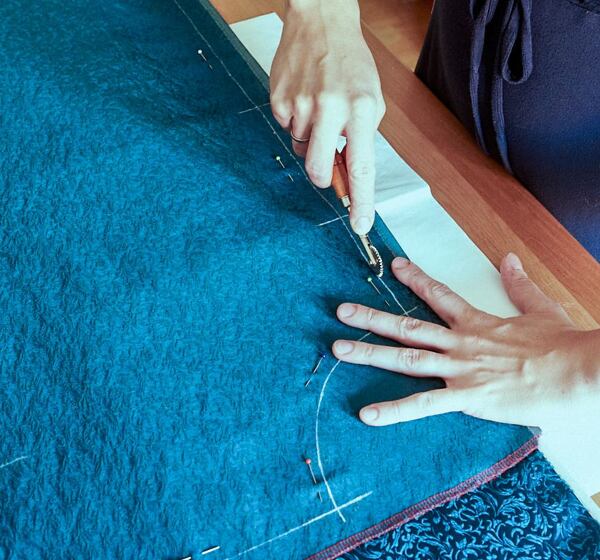 Jak ušít kolovou sukni – proznačení střihu pomocí rádla a kopírovacího papíru