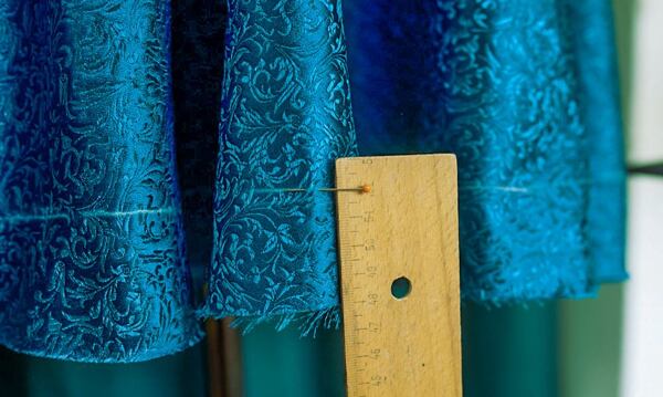 Jak ušít kolovou sukni – naznačení délky sukně pomocí špendlíků