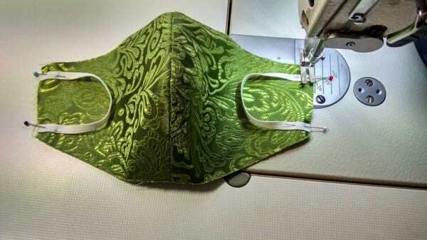 jak ušít roušku – našpendlete gumičky na líc roušky