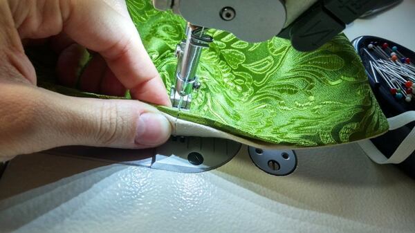 jak ušít roušku – dolní okraj podšívky založte tak, aby vznikla malá výpustka