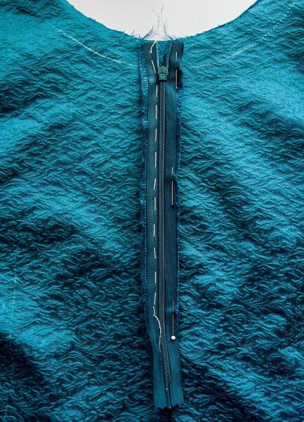 Jak ušít kolovou sukni – našpendlení druhé strany zipu