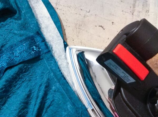 Jak ušít kolovou sukni – zažehlení horního kraje pásku