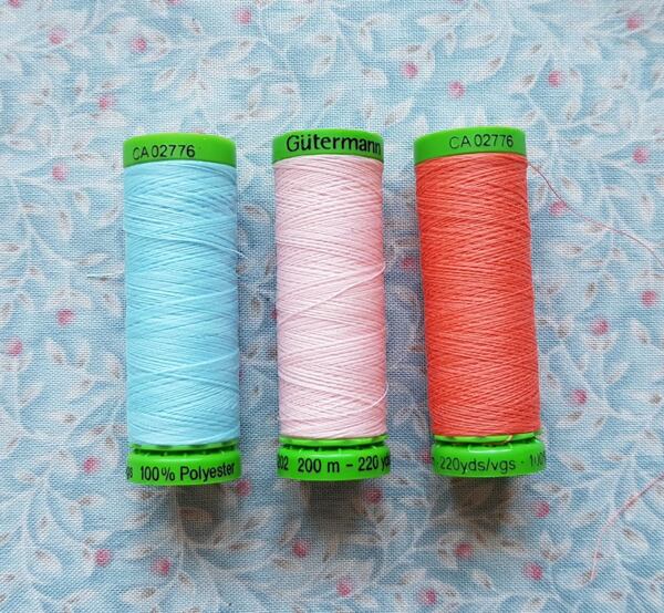 tenké nitě na šití