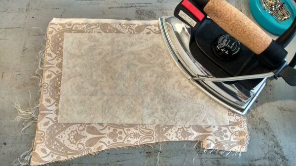 jak ušít roušku – nažehlení vlizelínu