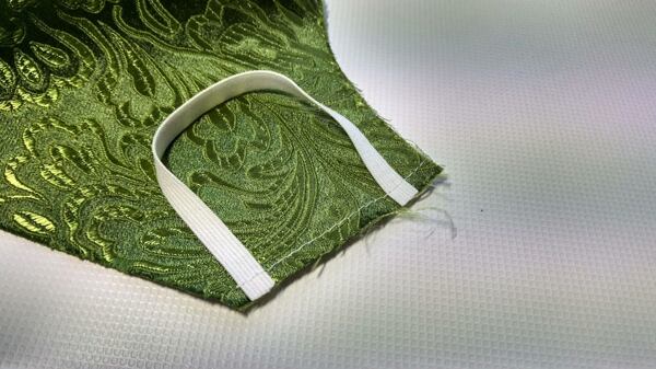 jak ušít roušku – na stroji přišijte na okraj roušky gumičky