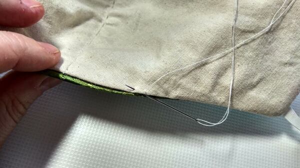 jak ušít roušku – z rubu ručně přišijte otevřený dolní okraj roušky