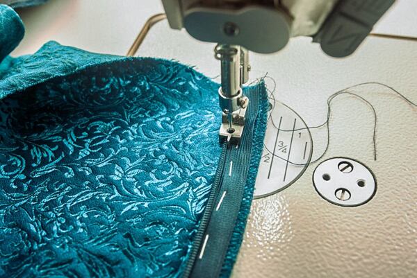 Jak ušít kolovou sukni – všívání skrytého zipu speciální patkou