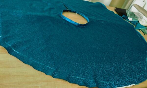 Jak ušít kolovou sukni – rozprostřená sukně s naznačenou délkou