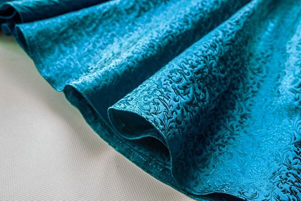 Jak ušít kolovou sukni – lemování přehnutím a prošitím