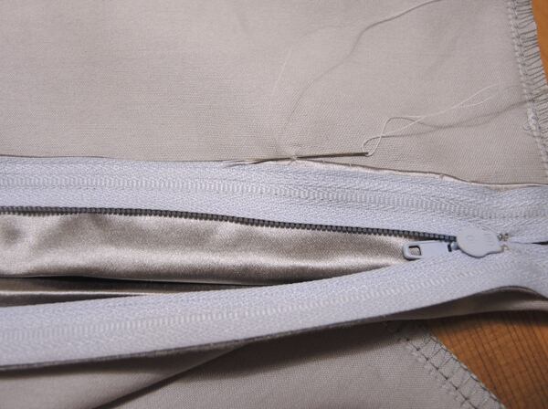 šití povlaku na polštář