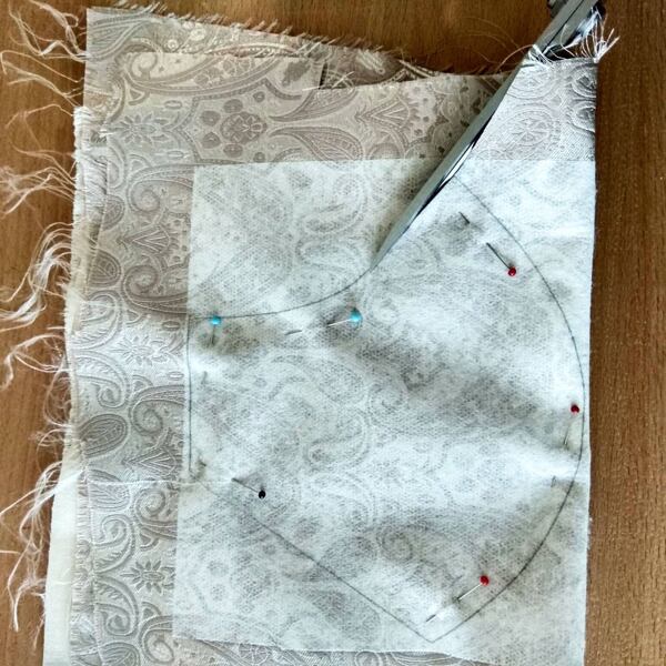 jak ušít roušku – vystřižení střihu na 4 vrstvách látky