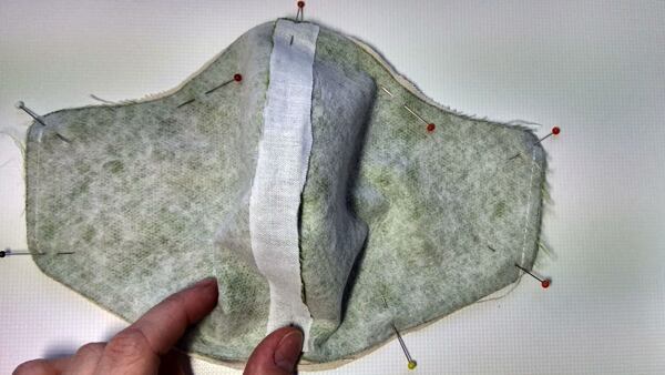 jak ušít roušku – sešpendlete k sobě lícem k líci vrchní látku a podšívku