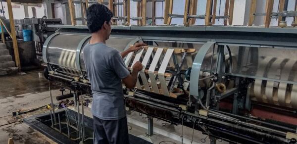 výroba hedvábí, surové hedvábí