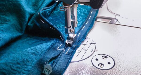 Jak ušít kolovou sukni – všívání skrytého zipu speciální patkou