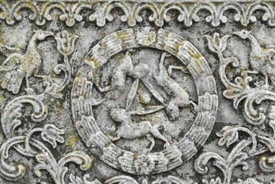 symbol tří zajíců náhrobní kámen z židovského hřbitova na Ukrajině