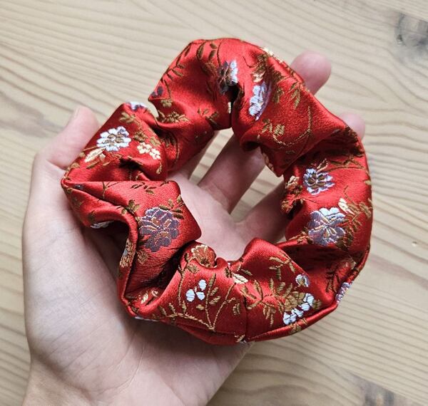 gumička do vlasů, scrunchie gumička, saténová gumička do vlasů