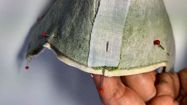 jak ušít roušku – na vrchní a spodní straně povytáhněte podšívku trochu výš