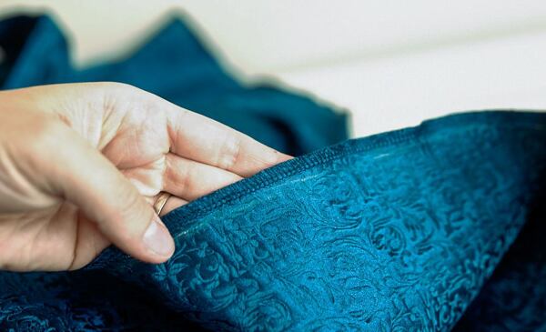 Jak ušít kolovou sukni – začištění spodního lemu overlockem