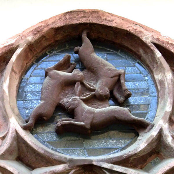 Symbol tří zajíců na portálu katedrály v německém Paderbornu