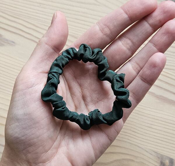 gumička do vlasů, scrunchie gumička, saténová gumička do vlasů