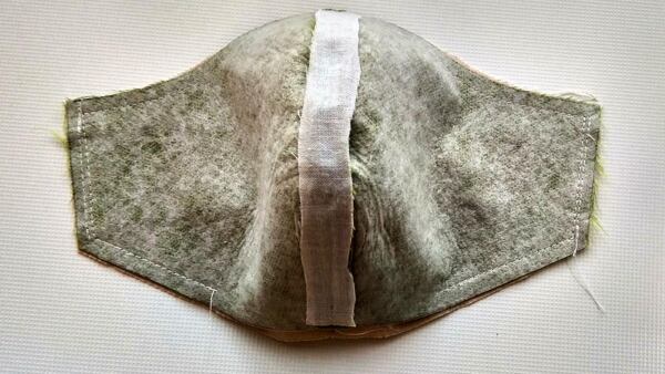 jak ušít roušku – sešijte na stroji lícem k sobě vrchní látku a podšívku a nechte cca 8 cm nesešitý okraj na otočení