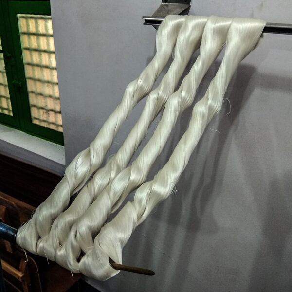 výroba hedvábí, surové hedvábí