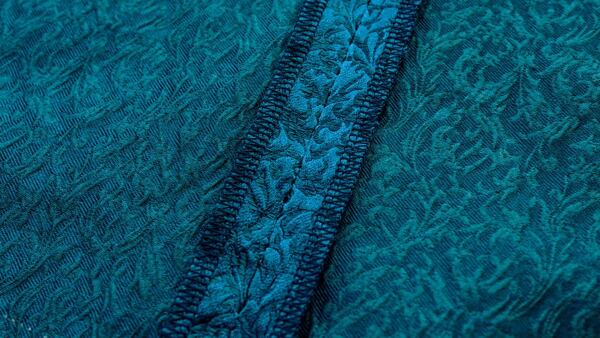 Jak ušít kolovou sukni – začištění švu overlockem