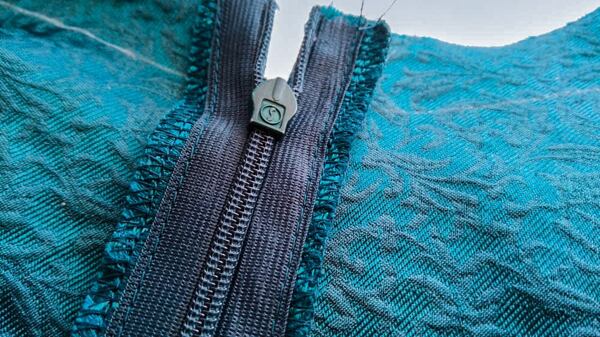 Jak ušít kolovou sukni – přišití krajů zipu ke švu