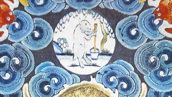 Bílý měsíční zajíc vyrábějící elixír nesmrtelnosti vyšívané roucho čínského císaře dynastie Qing 18. století