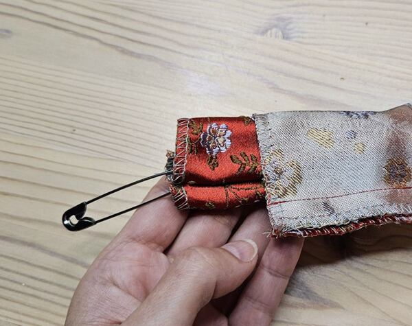 gumička do vlasů, scrunchie gumička, saténová gumička do vlasů