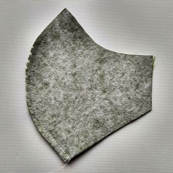 jak ušít roušku – před rozžehlením švů si pomozte nastřižením