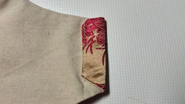 jak ušít roušku – okraje roušky zahněte a přišijte