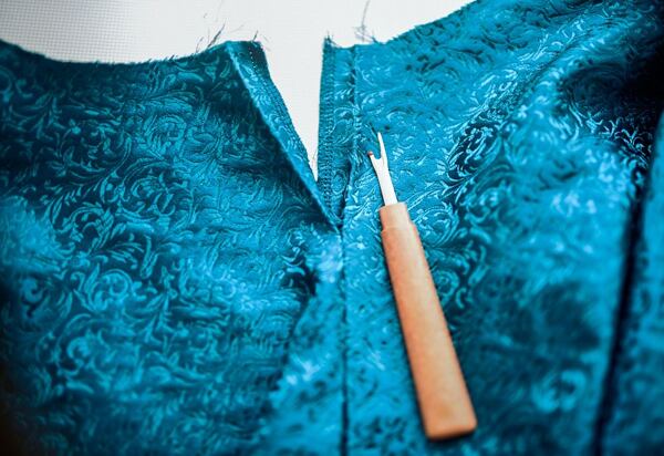 Jak ušít kolovou sukni – párání zadního rozparku na zip