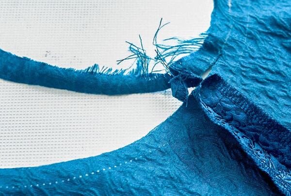 Jak ušít kolovou sukni – sestřihnutí švového přídavku na 1 cm